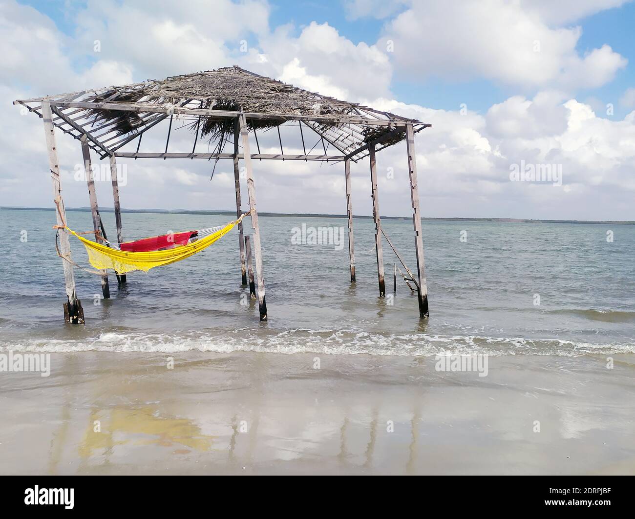 Tenda antica e rustica con amaca all'interno della spiaggia. Spiaggia deserta di Mangue Seco; Jandaira; Bahia; Brasile Foto Stock