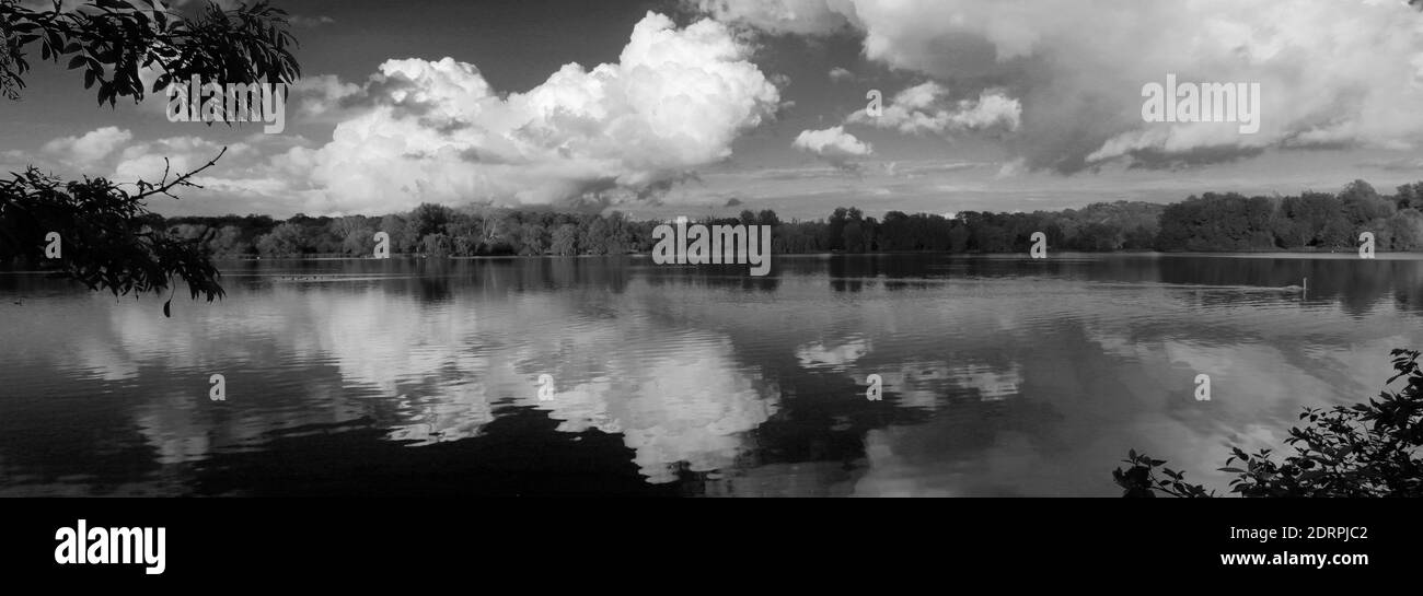 Vista sul lago Gunwade, Ferry Meadows Country Park, Peterborough, Cambridgeshire, Inghilterra, Regno Unito Foto Stock