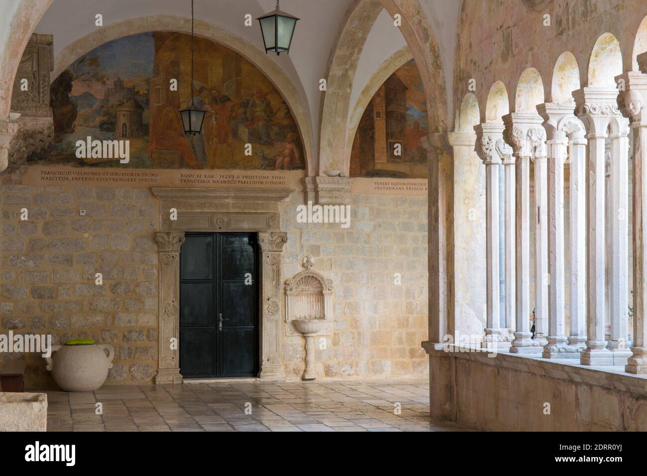 Dubrovnik, Dubrovnik-Neretva, Croazia. 14 ° secolo chiostro romanico del Monastero Francescano. Foto Stock