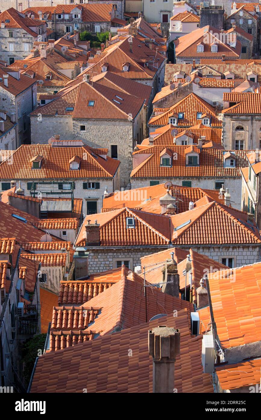 Dubrovnik, Dubrovnik-Neretva, Croazia. Vista sui tetti della Città Vecchia dalle mura della città. Foto Stock