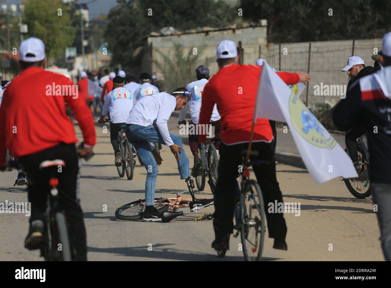 Centrale la striscia di Gaza, la striscia di Gaza, la Palestina. 21 Dic 2020. Atleta palestinese con disabilità o amputato partecipa a una corsa in bicicletta nel centro della striscia di Gaza. Credit: Mahmoud Khattab/Quds Net News/ZUMA Wire/Alamy Live News Foto Stock