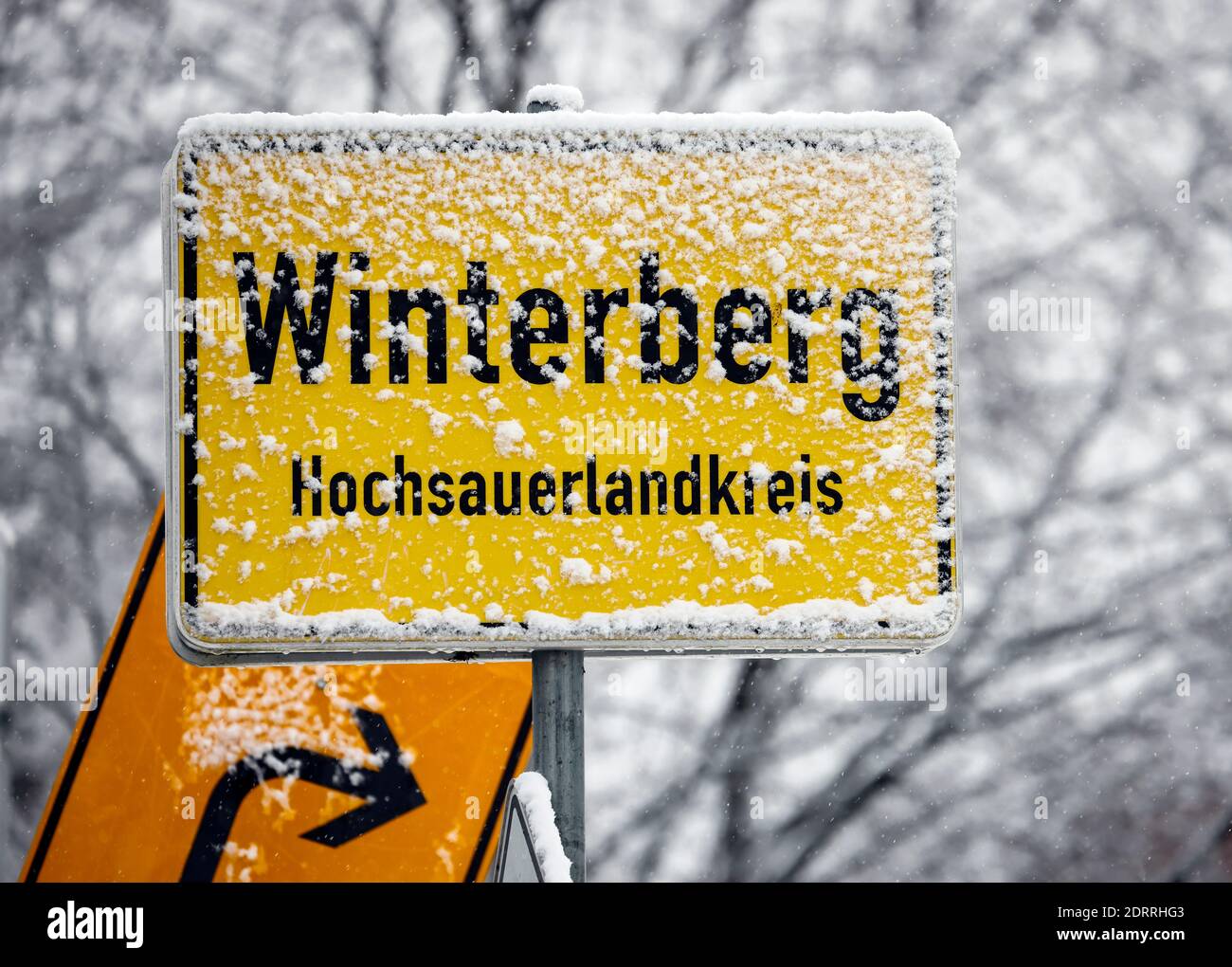 Winterberg, Sauerland, Nord Reno-Westfalia, Germania - neve coperta indicazione nome luogo Winterberg, non sport invernali a Winterberg in tempi di corona cr Foto Stock