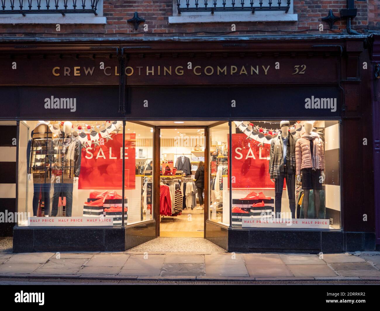 The Crew Clothing Shop in Trinity Street Cambridge UK all'indirizzo crepuscolo Foto Stock