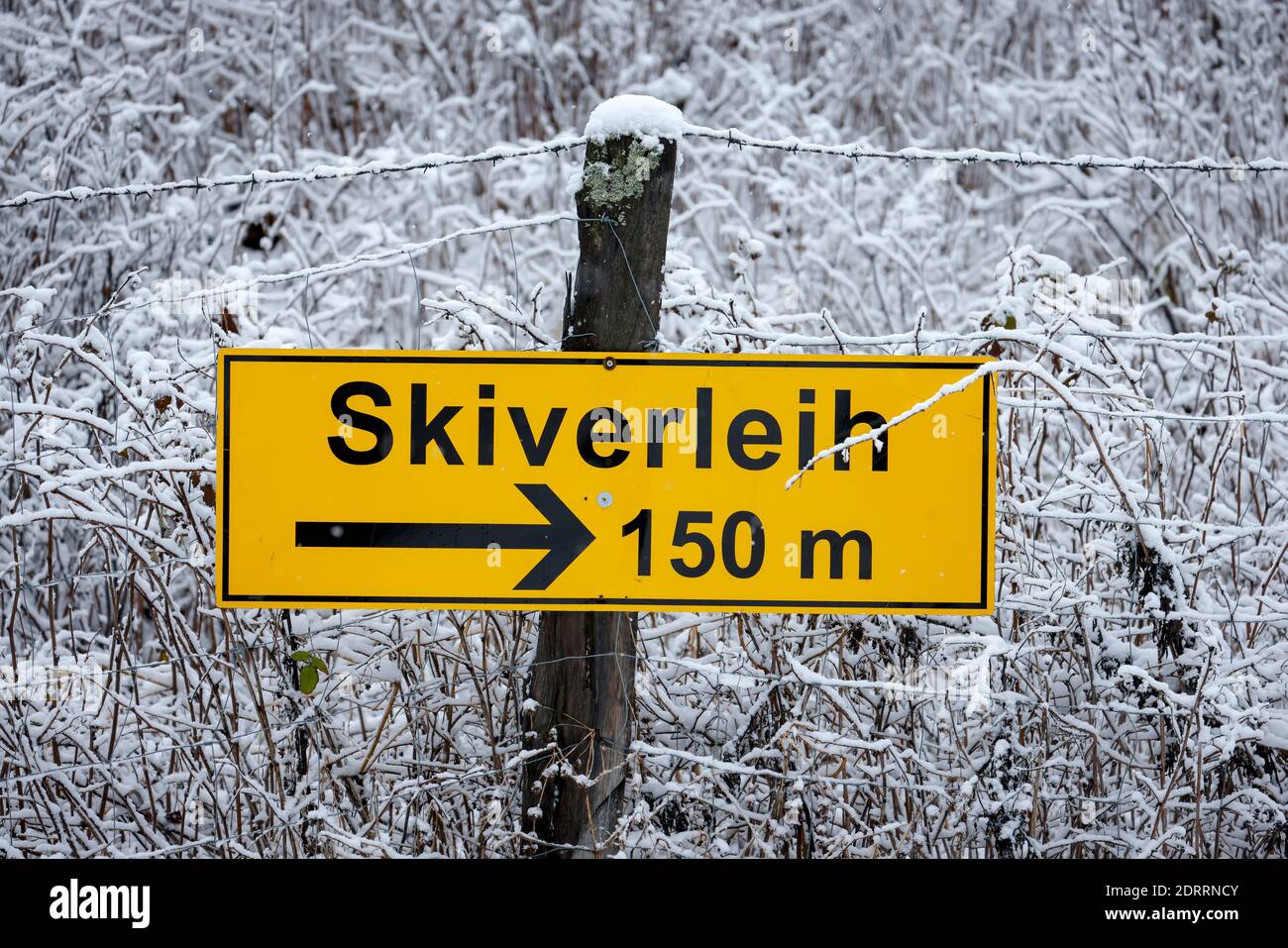 Winterberg, Sauerland, Nord Reno-Westfalia, Germania - Snowed segno noleggio sci, non sport invernali a Winterberg in tempi di crisi corona al secon Foto Stock
