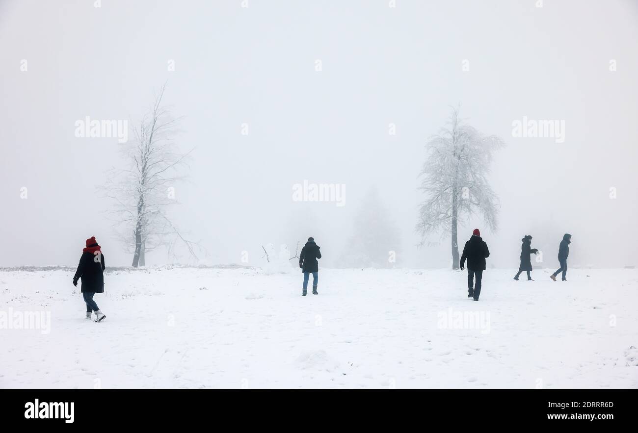 Winterberg, Sauerland, Nord Reno-Westfalia, Germania - la gente cammina sulla montagna Kahler Asten attraverso il paesaggio innevato in tempi di corona crisi Foto Stock