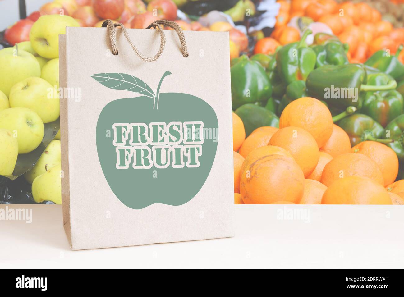 Borsa per la spesa in carta riciclata in un negozio di frutta fresca, contro alcuni frutti sugli scaffali. Spazio di copia vuoto per il testo dell'editor. Foto Stock