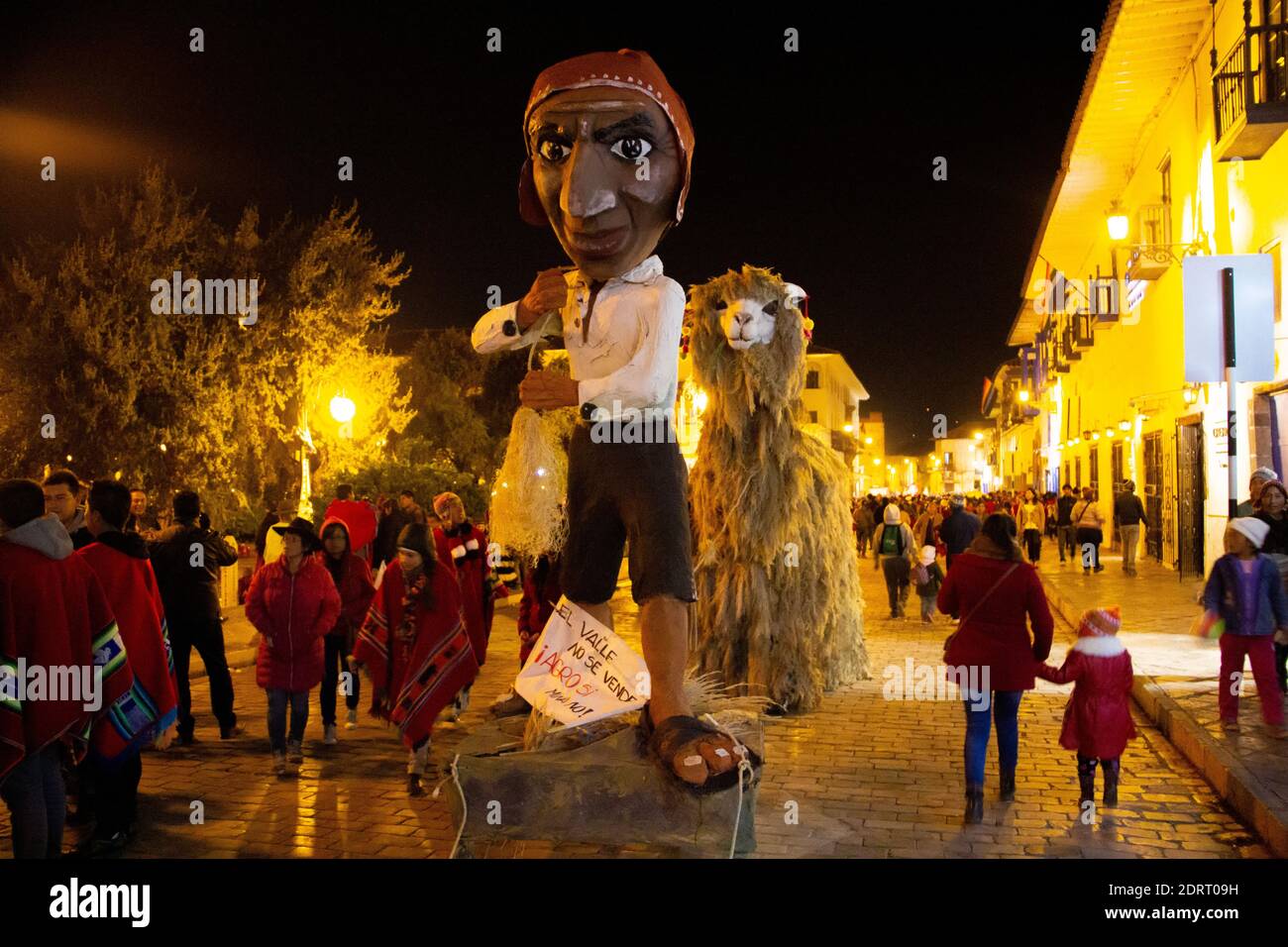 Cusco, Perù - 24 giugno 2015: Inti Raymi, Festival del Sole, si celebra nelle strade di Cusco con sfilate di musica e grandi carri di carta Foto Stock