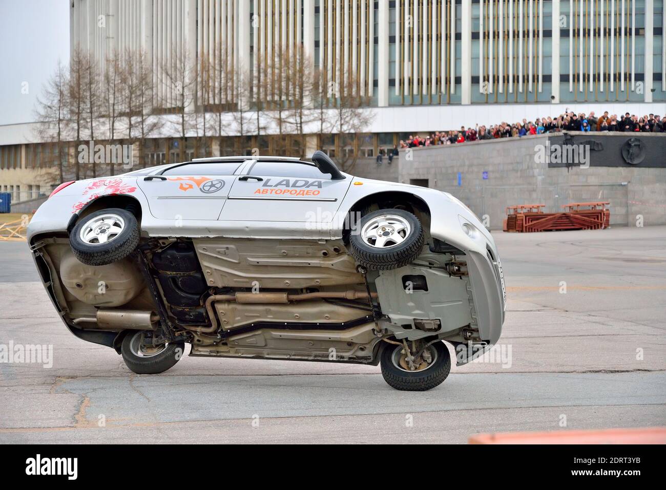 SAN PIETROBURGO, RUSSIA - 07 APRILE 2017: La vettura Lada Granta va su due ruote durante lo spettacolo, Lada-Truck Rodeo Thing a San Pietroburgo Foto Stock