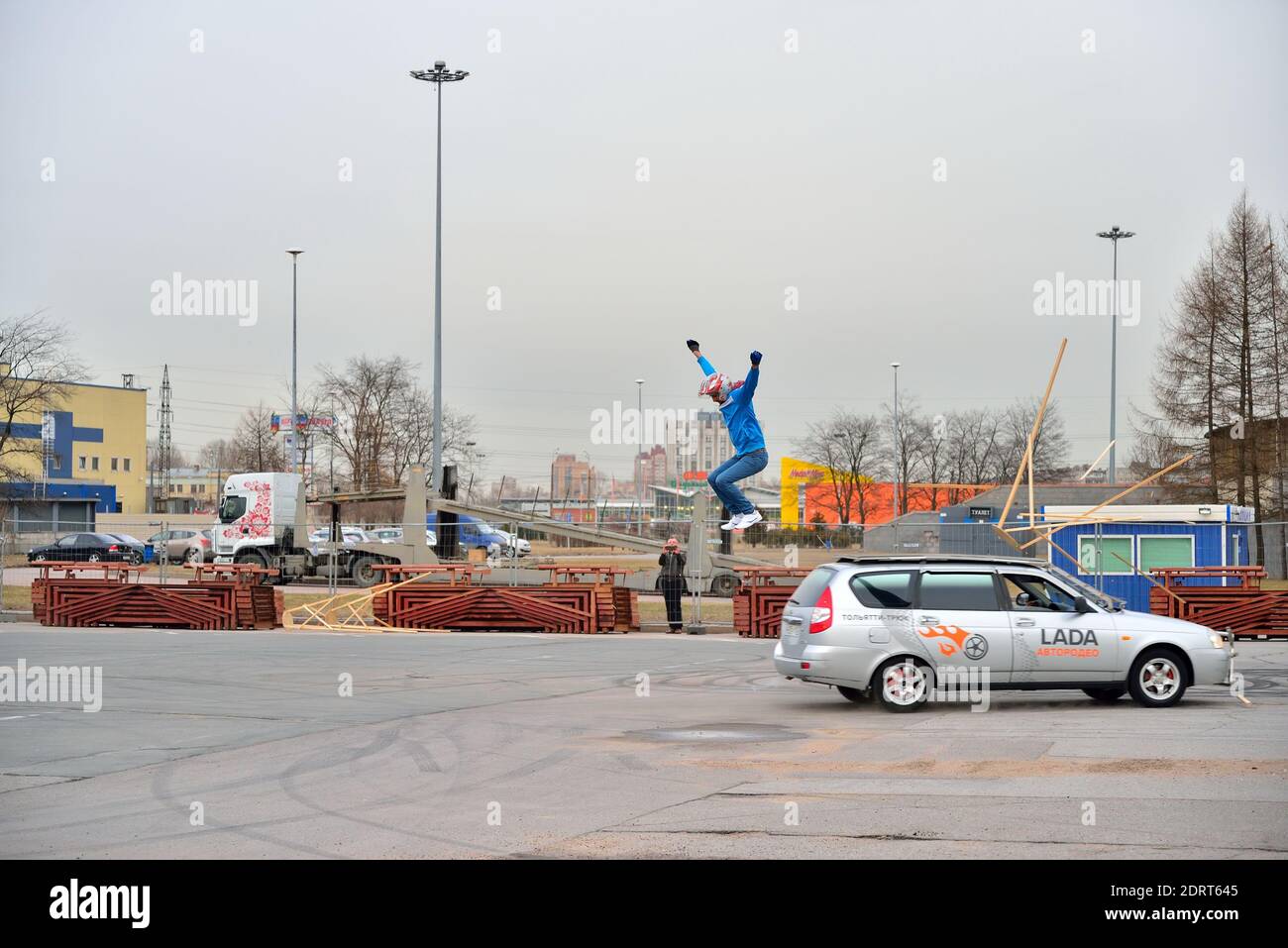 SAN PIETROBURGO, RUSSIA - 07 APRILE 2017: Stuntman atterra dopo che l'auto è stata colpita sotto lo stand durante lo spettacolo Lada-Truck Rodeo Thing a San Pietro Foto Stock