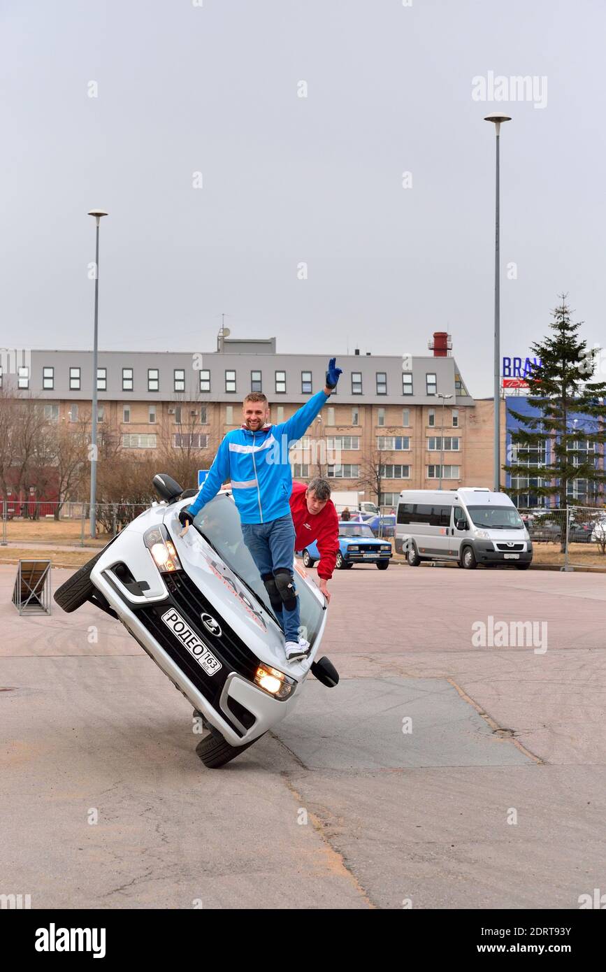 SAN PIETROBURGO, RUSSIA - 07 APRILE 2017: Stuntman saluta il pubblico con una macchina in movimento durante lo spettacolo Lada-Truck Rodeo Thing a San Pietroburgo Foto Stock