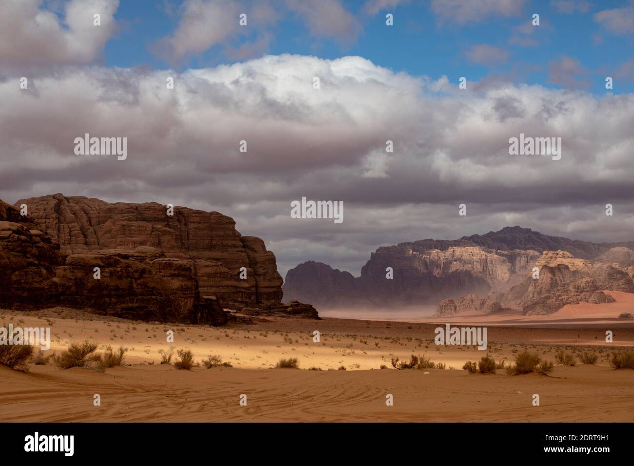 Tramonto nel deserto di Wadi Rum, Giordania Foto Stock