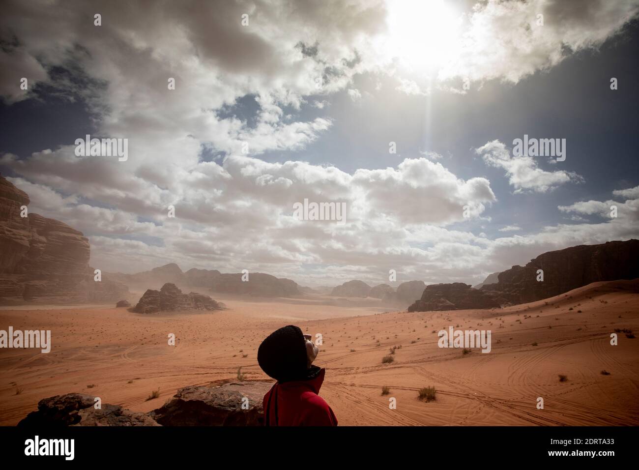 Turist in Wadi Rum Desert, Jordan, febbraio 2020, poche settimane prima del blocco globale a causa della pandemia Foto Stock