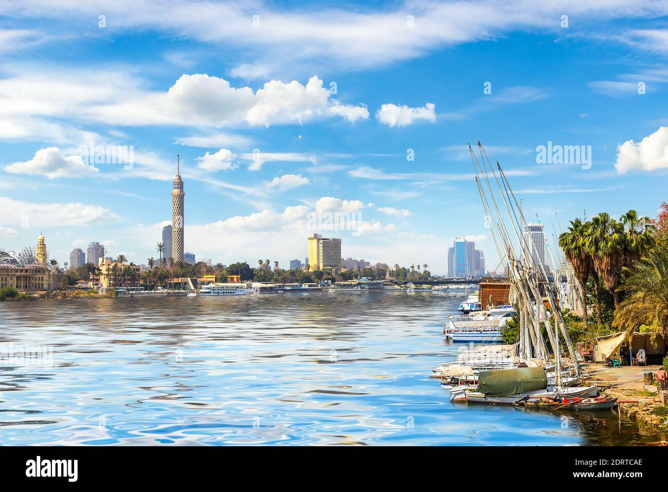 Barche a vela ormeggiate sul fiume Nilo al Cairo Foto Stock