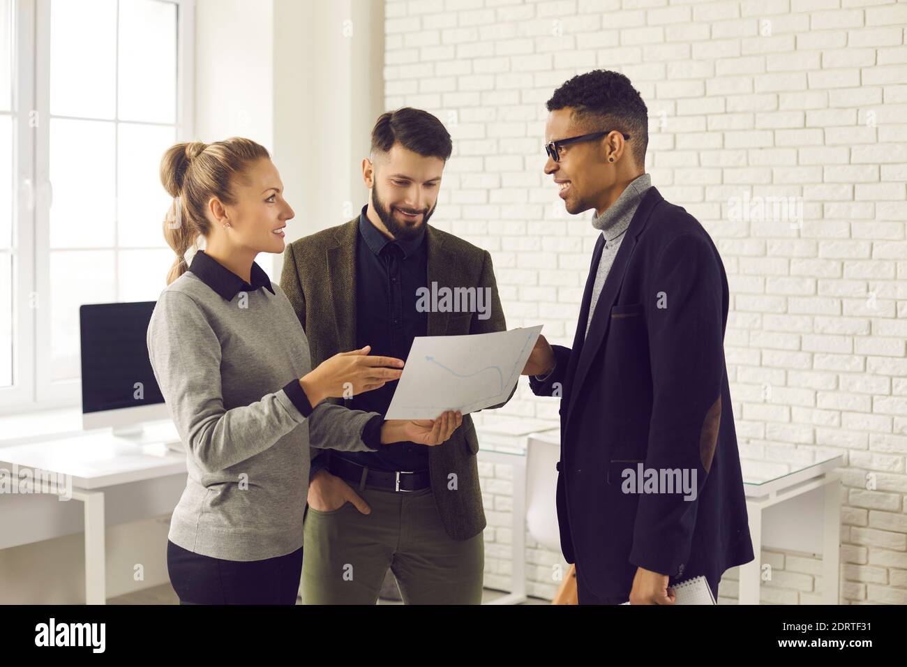 Progetto aziendale, brainstorming di colleghi internazionali, concetto di team aziendale multietnico Foto Stock