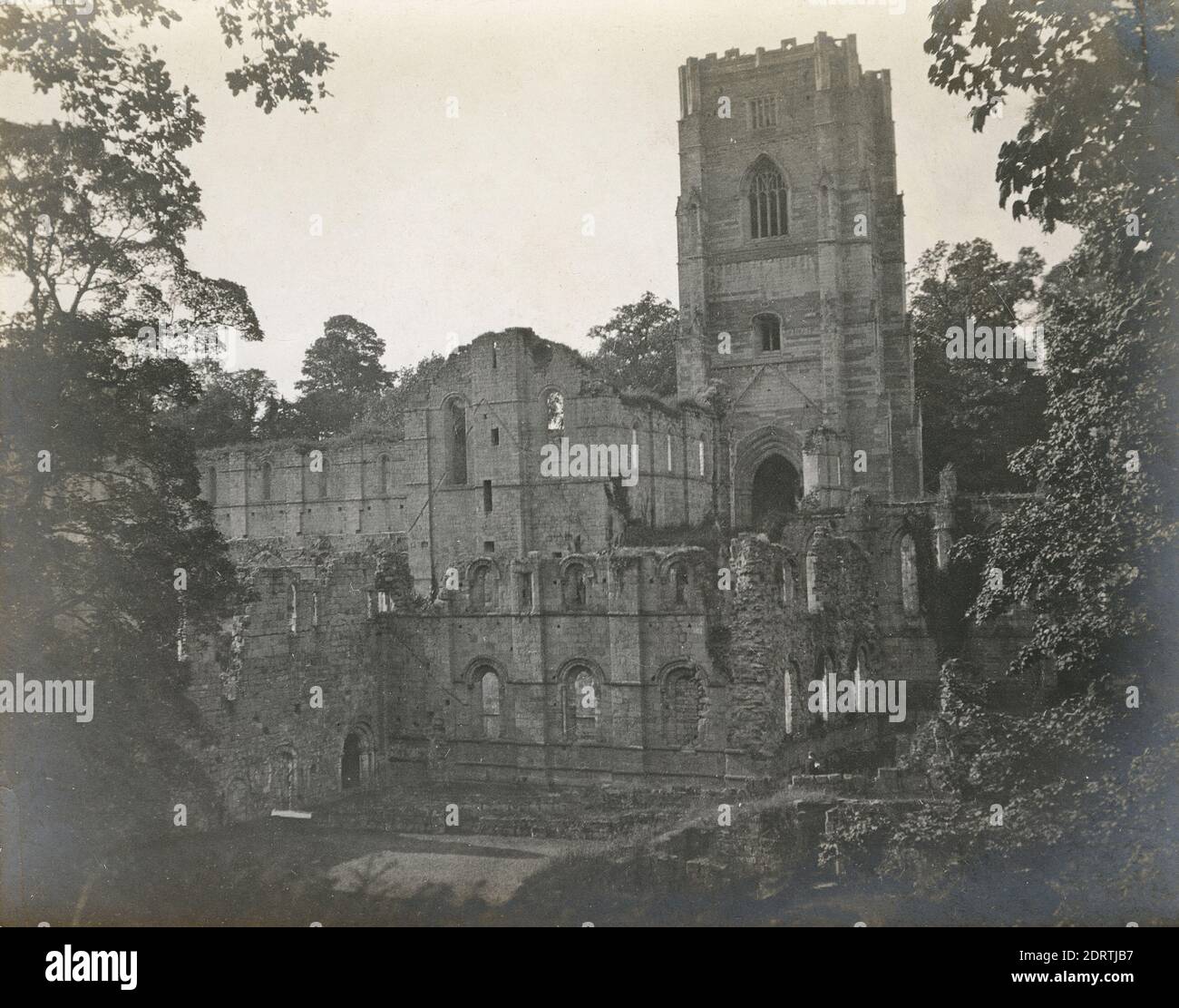 Antica fotografia del C1900, Abbazia delle fontane. L'abbazia di Fountains è uno dei monasteri cistercensi più grandi e meglio conservati in Inghilterra. FONTE: FOTOGRAFIA ORIGINALE Foto Stock