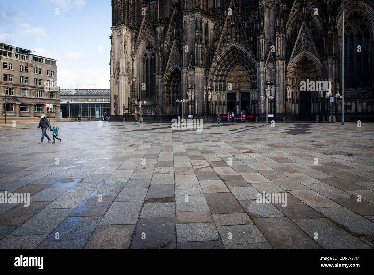 Corona Lockdown, 17 dicembre. 2020. La piazza quasi deserta intorno alla Cattedrale di Colonia, visitata solitamente da migliaia di persone, Colonia, Germania. Foto Stock