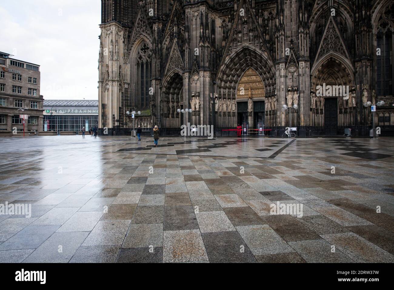 Corona Lockdown, 16 dicembre. 2020. La piazza quasi deserta intorno alla Cattedrale di Colonia, visitata solitamente da migliaia di persone, Colonia, Germania. Foto Stock