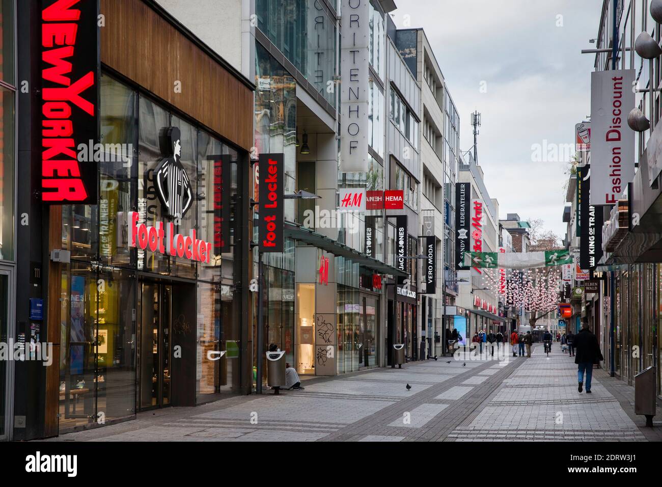 Corona Lockdown, 16 dicembre. 2020. Solo poche persone sulla via dello shopping Hohe Strasse, di solito visitato da migliaia di persone, Colonia, Germania. Coro Foto Stock