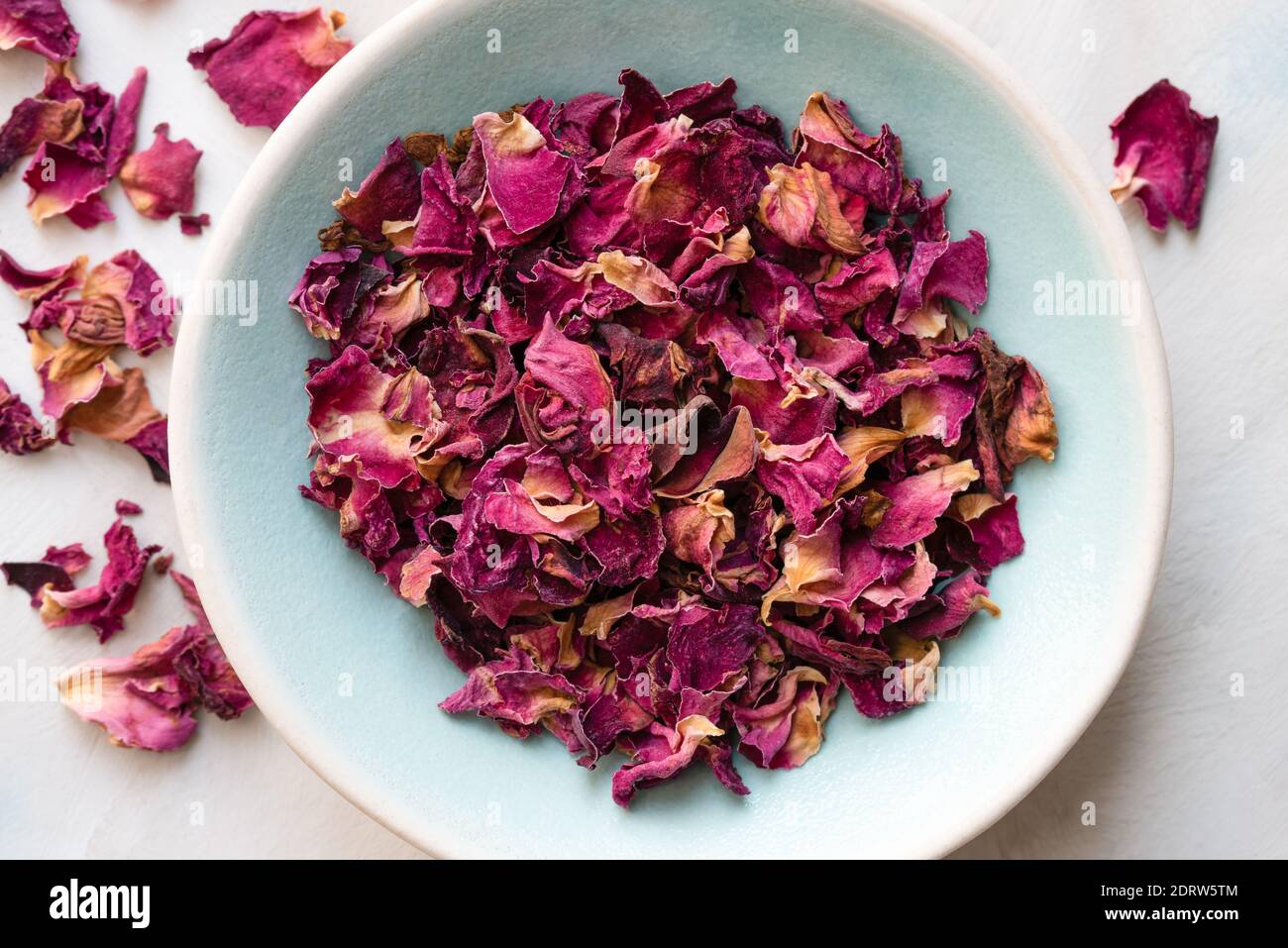 Petali di rosa essiccati in una ciotola Foto Stock
