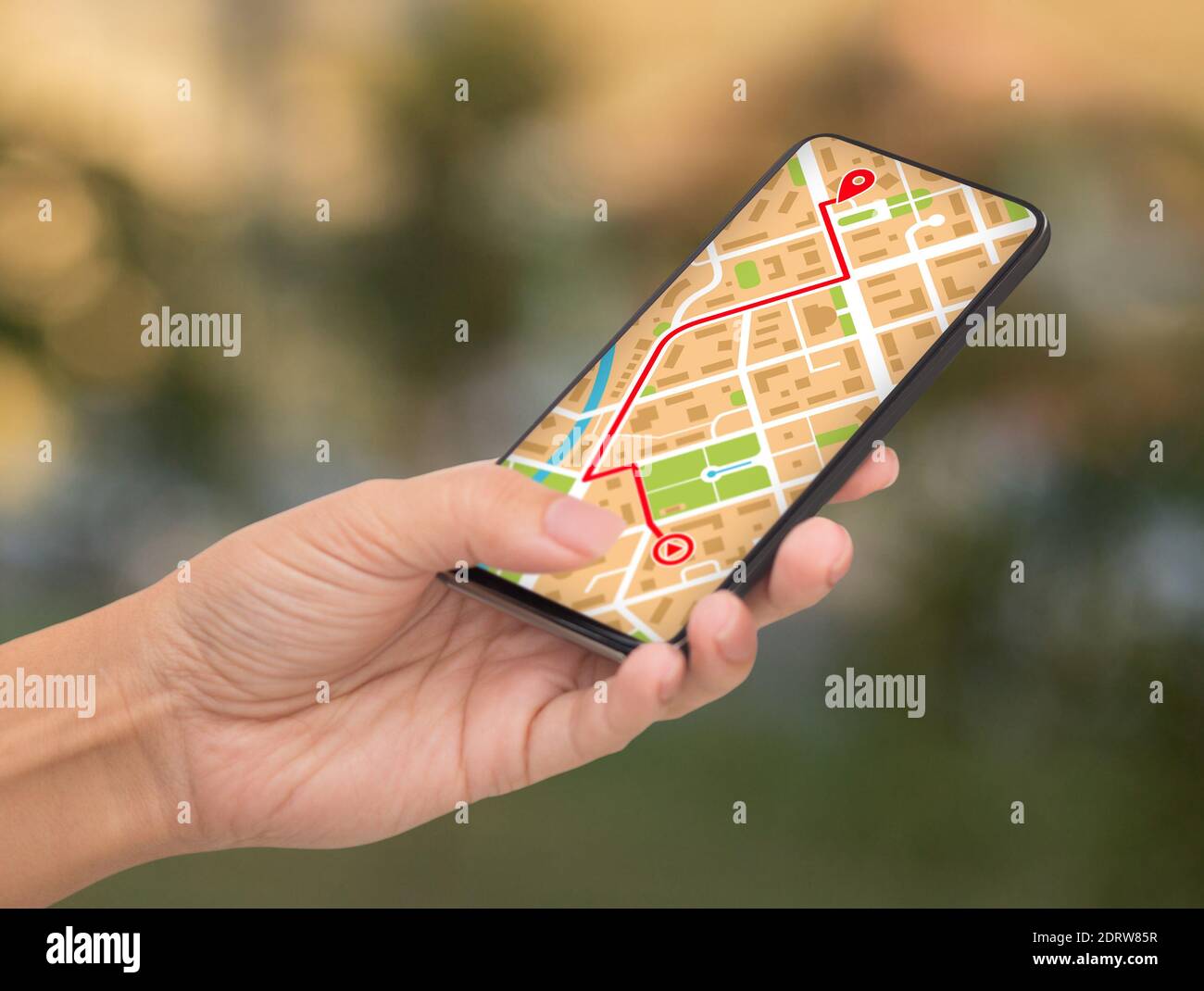 Donna irriconoscibile che utilizza l'app GPS Map Navigation sullo smartphone all'aperto Foto Stock