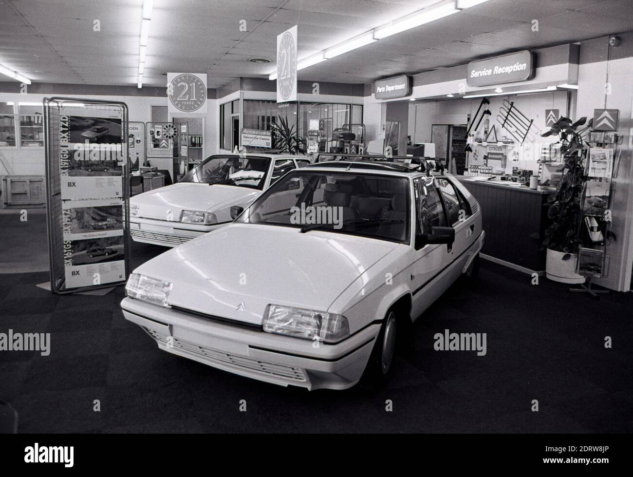 Un'immagine d'archivio da uno showroom Salisbury Citroen con l'ultimo modello Citroen BX. REGNO UNITO 1990 Foto Stock