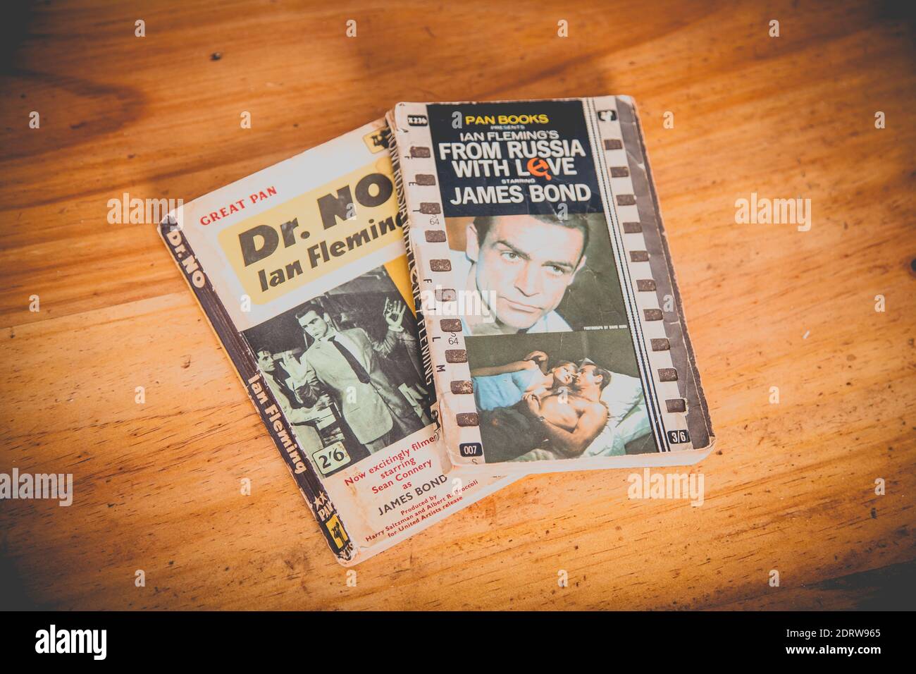 Vintage James Bond 007 libri su tavola di legno, dalla Russia con amore e Dr. No di Ian Fleming Pan Libri Foto Stock