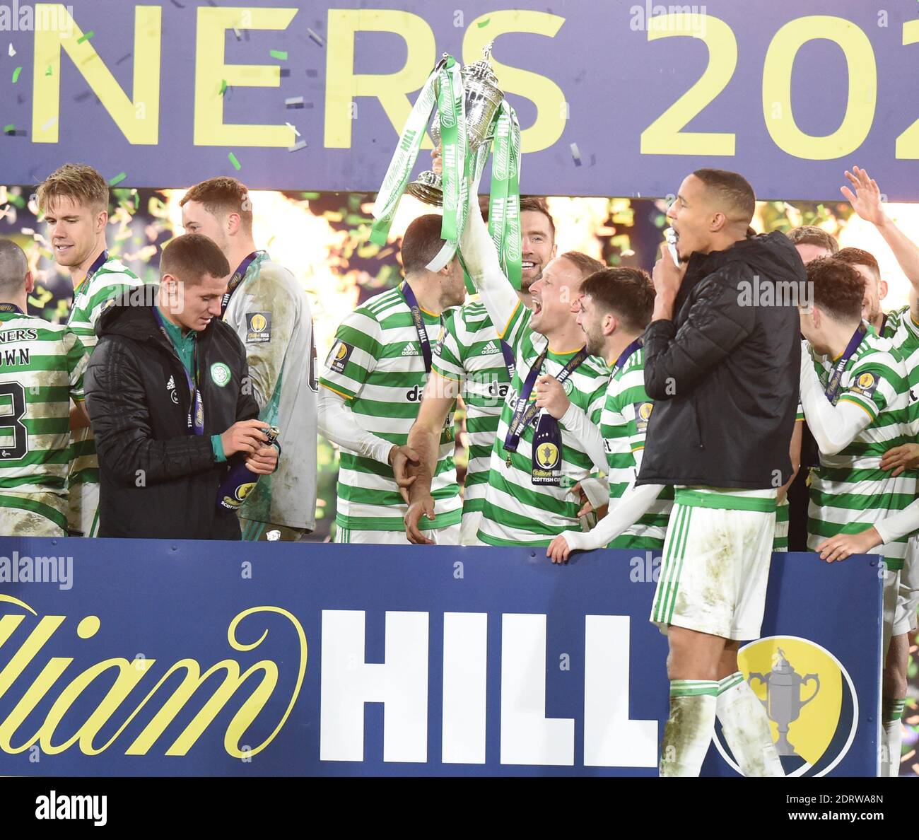 Hampden Park, Glasgow Scozia, Regno Unito. 20 dicembre 20. Celtic vs cuori . Griffiths Celtic Leigh con trofeo di credito: eric mcowat/Alamy Live News Foto Stock