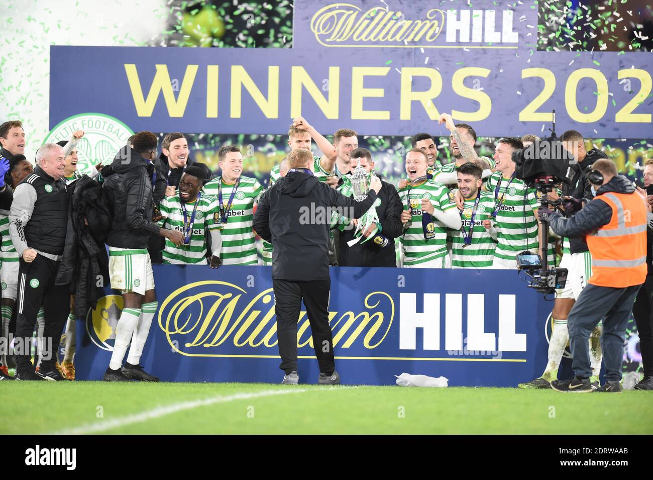 Hampden Park, Glasgow Scozia, Regno Unito. 20 dicembre 20. Celtic vs cuori . Neil Lennon Celtic Manager mostra il trofeo ai suoi giocatori . Credit: eric mcowat/Alamy Live News Foto Stock