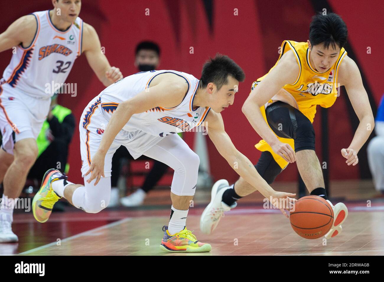 Zhuji, provincia cinese di Zhejiang. 21 Dic 2020. Luo Hanchen (C) degli squali di Shanghai vizia con Zhao Jiaren (R) dei Lions di Zhejiang durante la 21a partita tra gli squali di Shanghai e i Lions di Zhejiang nella stagione 2020-2021 della lega della Chinese Basketball Association (CBA) a Zhuji, Provincia Zhejiang della Cina orientale, 21 dicembre 2020. Credit: WU Zhuang/Xinhua/Alamy Live News Foto Stock