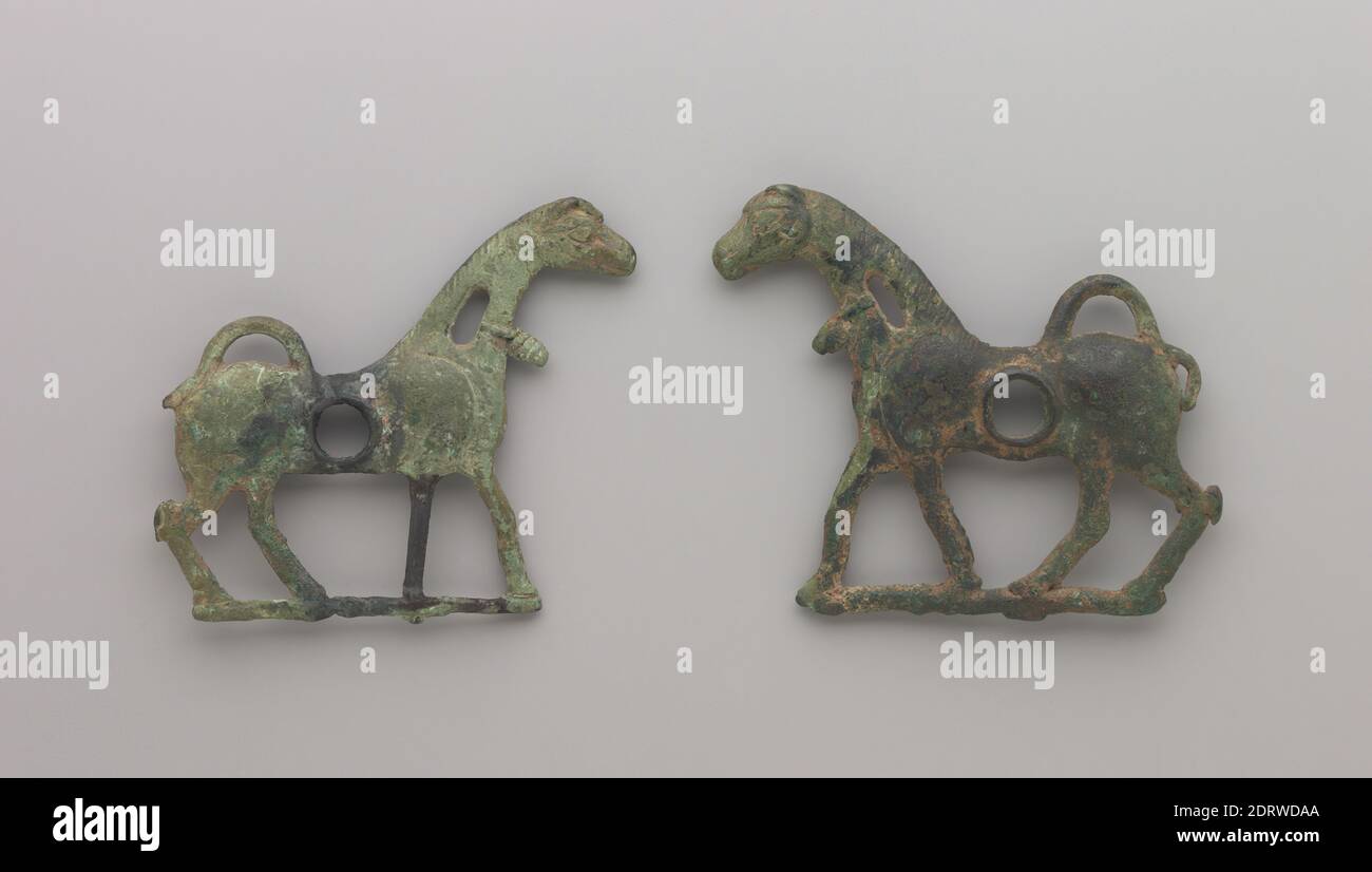 Pezzi di briglia a forma di cavalli, VIII - VII secolo, bronzo, ogni pezzo: 5 7/16 × 6 1/2 × 13/16 pollici. (13.8 × 16.5 × 2 cm), Iraniano/Persiano, probabilmente Luristan, Età del ferro, armi e armatura Foto Stock