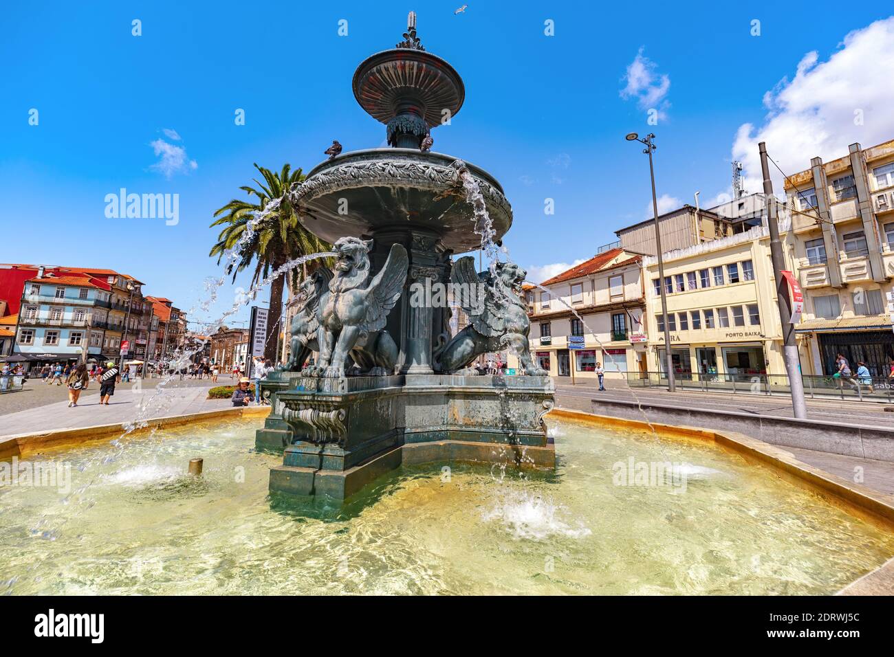 Fontana dei Leoni in marmo in stile romano del XIX secolo. E' uno dei luoghi storici e interessanti dove spesso si possono trovare musicisti Foto Stock