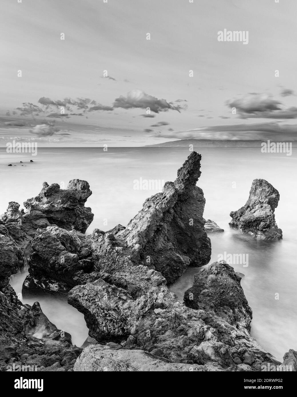 Immagini a lunga esposizione della costa rocciosa vulcanica sulla costa occidentale, Playa San Juan, Tenerife, Isole Canarie, Spagna Foto Stock
