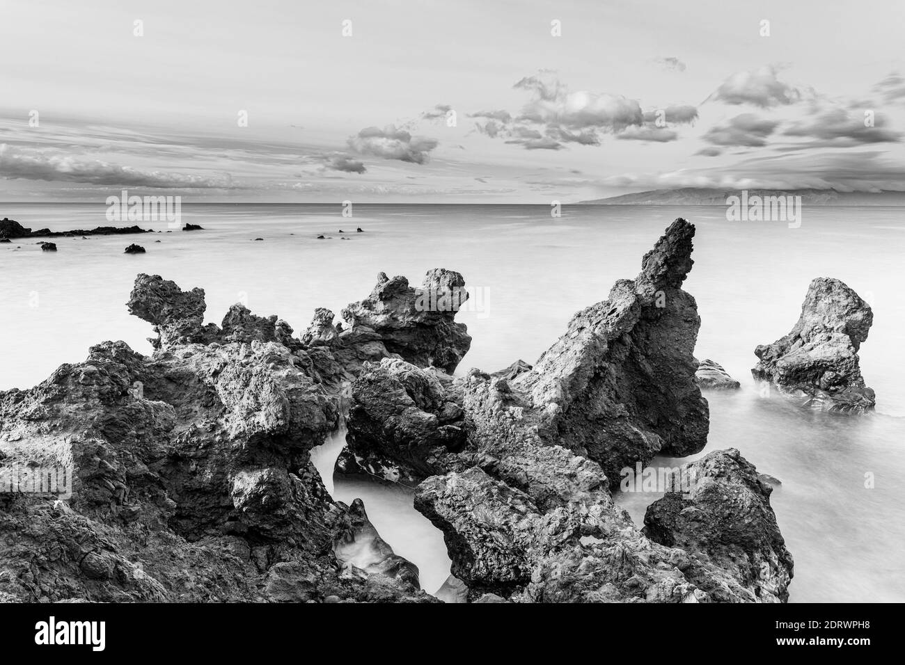 Immagini a lunga esposizione della costa rocciosa vulcanica sulla costa occidentale, Playa San Juan, Tenerife, Isole Canarie, Spagna Foto Stock