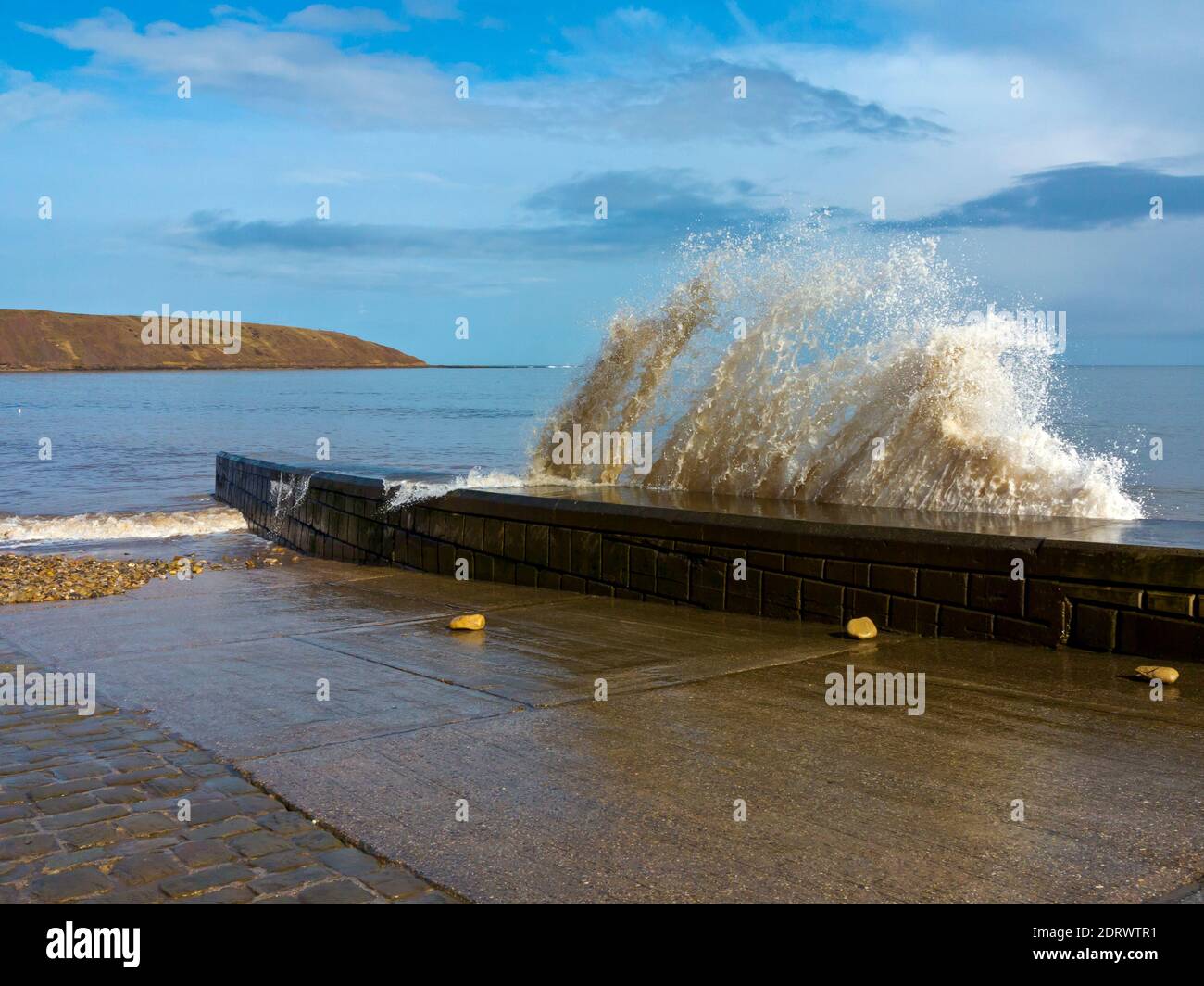 Onde e la passeggiata in alta marea sulla spiaggia A Filey una popolare località balneare nel North Yorkshire Costa nel nord dell'Inghilterra UK Foto Stock