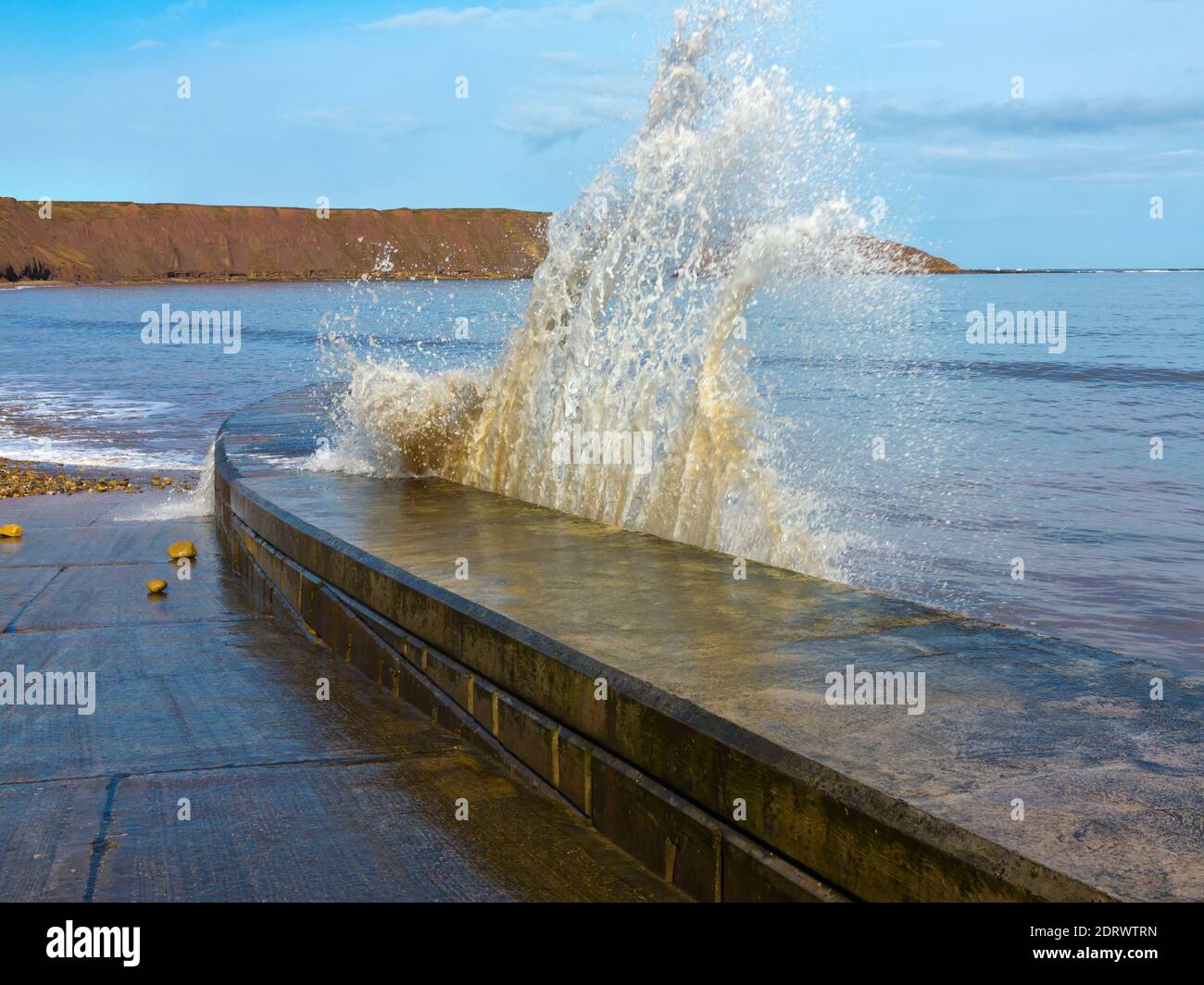 Onde e la passeggiata in alta marea sulla spiaggia A Filey una popolare località balneare nel North Yorkshire Costa nel nord dell'Inghilterra UK Foto Stock