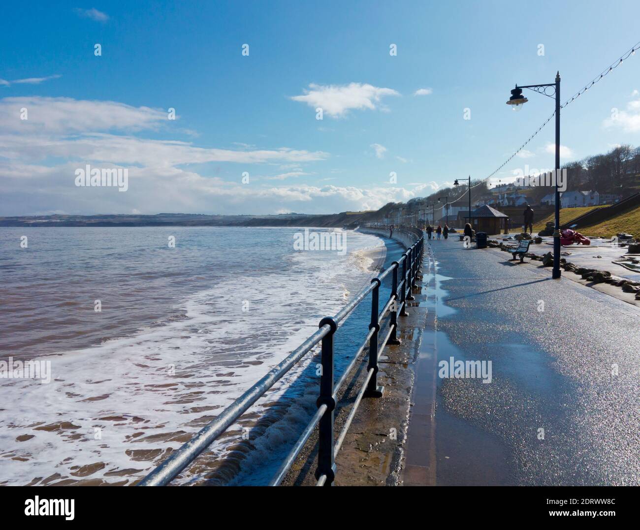 Onde e la passeggiata in alta marea sulla spiaggia A Filey una popolare località balneare nel North Yorkshire Costa nel nord dell'Inghilterra UK Foto Stock