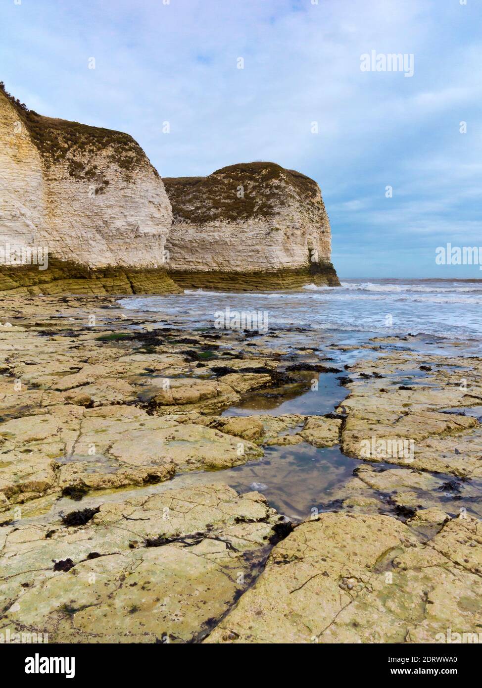 Scogliere di Chalk e spiaggia a Flamborough Head sulla costa dello Yorkshire settentrionale Inghilterra Regno Unito con il Mare del Nord visibile. Foto Stock