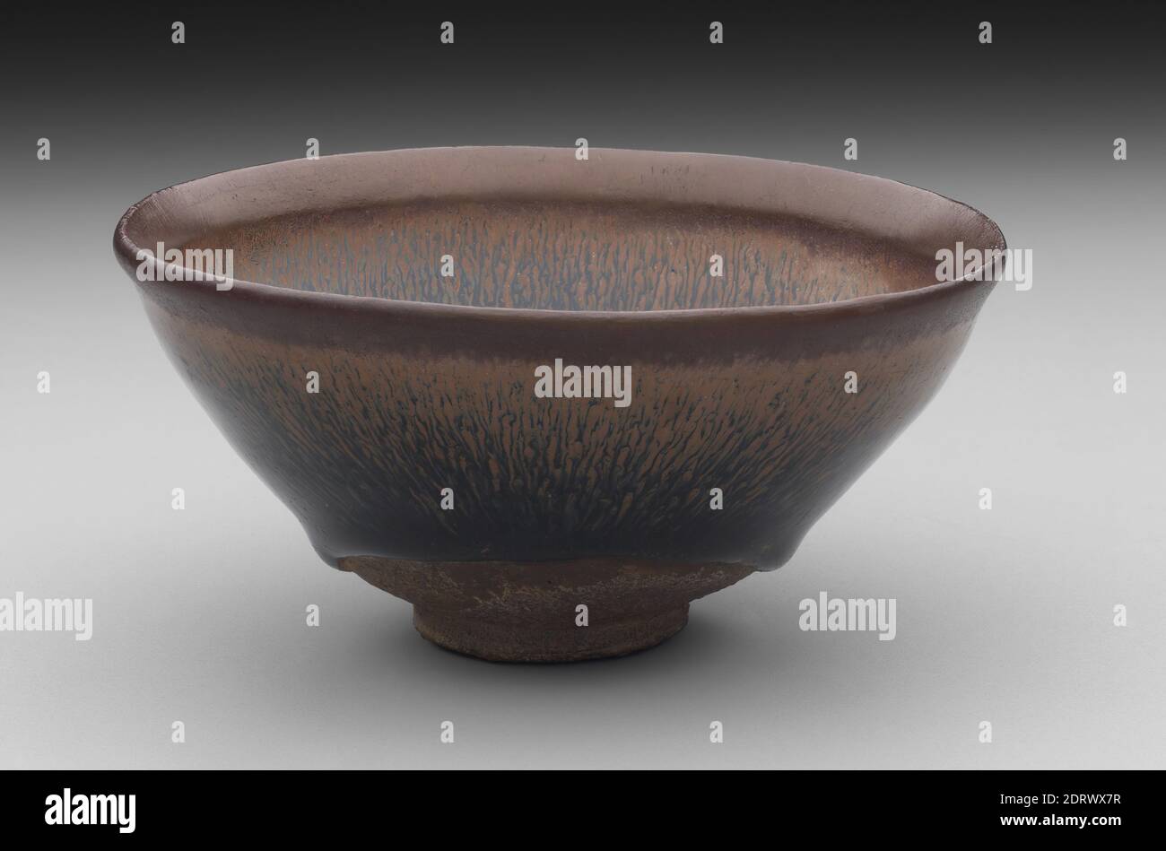 Tea Bowl, XIII secolo, gres con smalto marrone e marcature di lepre-pelliccia in ossido di ferro (Jian ware), 2 1/2 × 5 pollici (6.3 × 12.7 cm), Cina, cinese, dinastia Song Meridionale (1126–1279), Containers - Ceramica Foto Stock