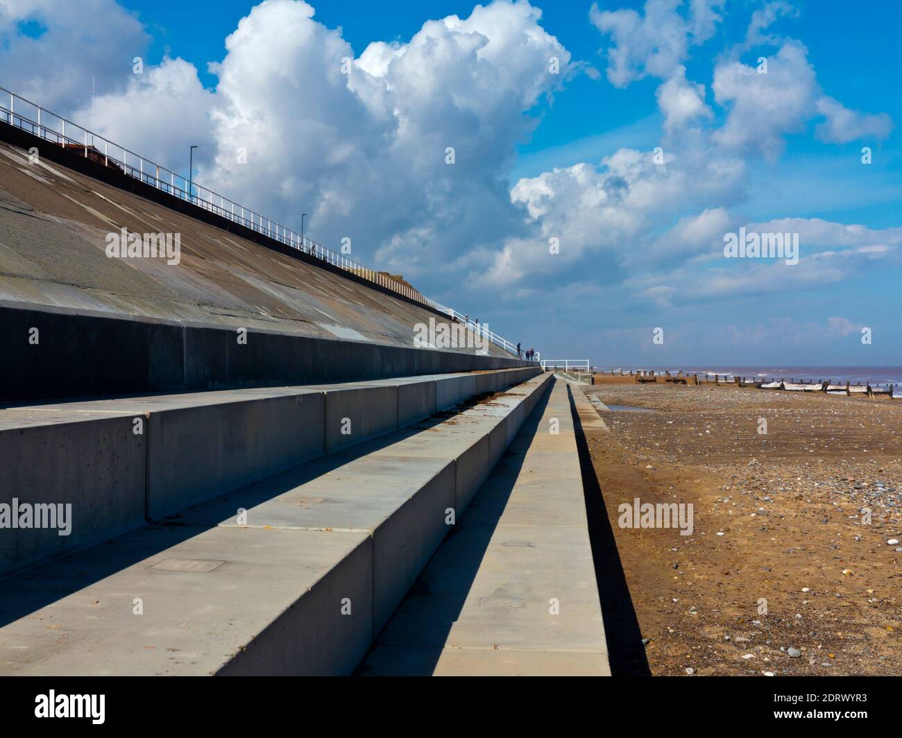 Difese marine concrete sulla costa del Mare del Nord a Withernsea Una località balneare nell'East Riding dello Yorkshire Inghilterra REGNO UNITO Foto Stock