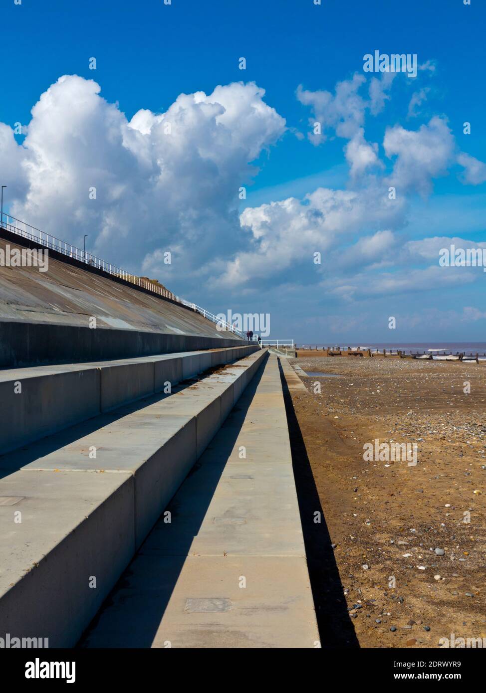 Difese marine concrete sulla costa del Mare del Nord a Withernsea Una località balneare nell'East Riding dello Yorkshire Inghilterra REGNO UNITO Foto Stock