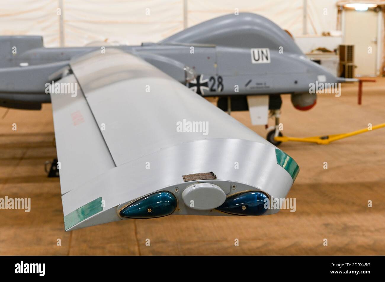 MALI, Gao, missione di mantenimento della pace delle Nazioni Unite Minusma, Camp Castor, Bundeswehr dell'esercito tedesco, hangar con drone da ricognizione Heron, un sistema israeliano, UAV veicolo aereo senza equipaggio Foto Stock