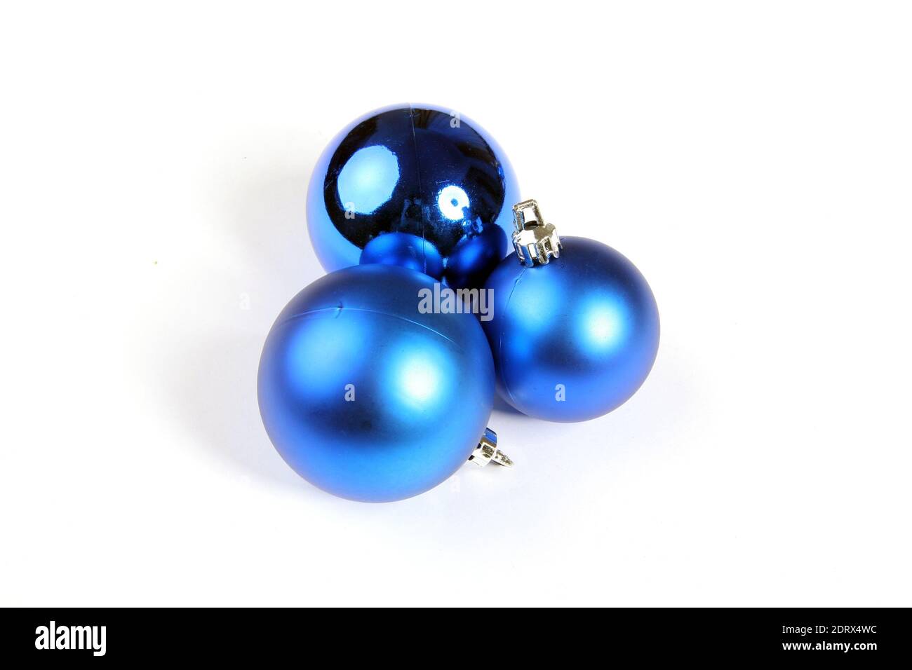 Tre palline blu lucenti per la decorazione di Natale isolate su bianco sfondo Foto Stock