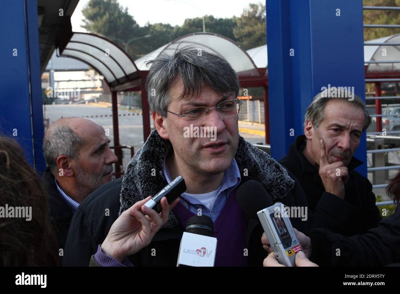 Cassino, Italia - 18 gennaio 2011: Maurizio Landini davanti i cancelli Fiat FCA Foto Stock