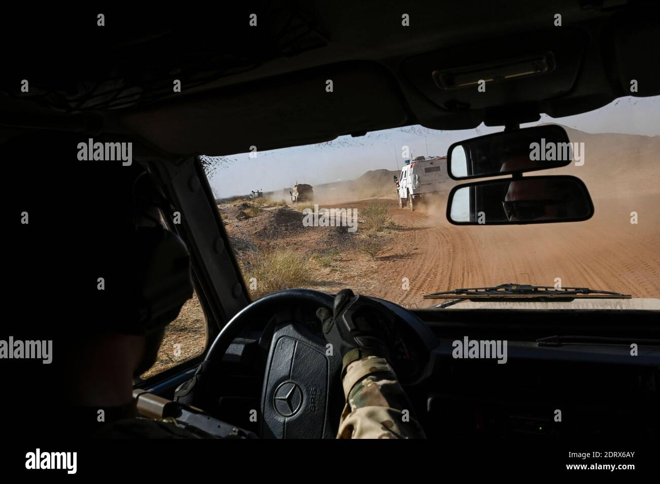 MALI, Gao, Minusma un missione di mantenimento della pace, l'esercito tedesco Bundeswehr, pattuglia nel deserto / MALI, Gao, un Mission Minusma, multidimensionale Integrierte Stabilizierungsmission der Vereinten Nationen in Mali, Bundeswehr Fahrzeengug Konvoi auf Patrouille in der Wufahghe Fallen, hogusten von Terraen Foto Stock