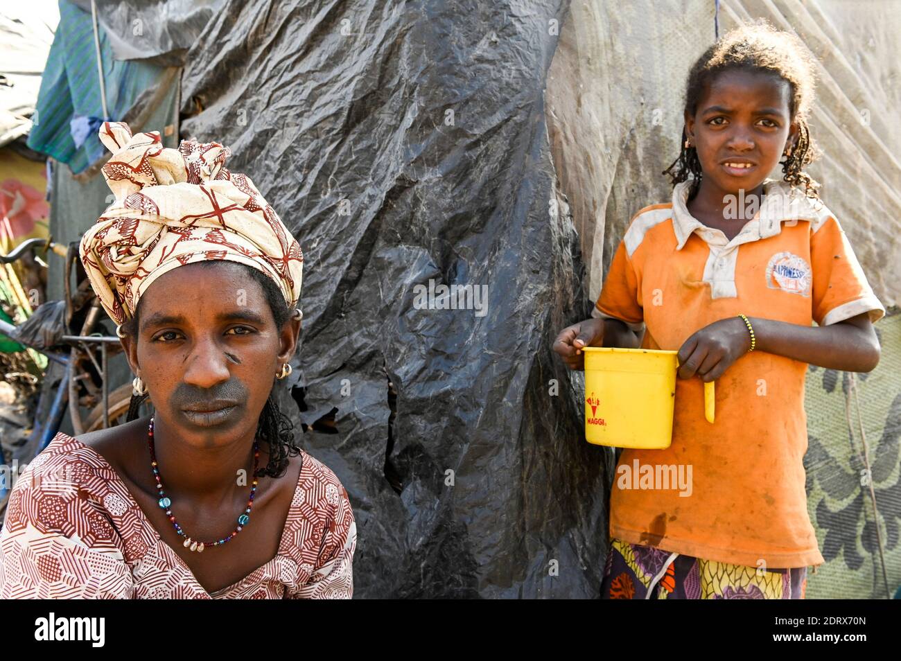 MALI, Bamako, campo IDP Faladié, Peulh si stabilirono qui dopo conflitti etnici con Dogon nella regione Mopti, Peulh donna con inchiostro indaco dipinto faccia e scarificazione facciale / Flüchtlingslager Faladié, Peulh Fluechtlinge haben sich nach ethnischen Konflikten mit Dogon in der Region Mopti hier, angeselt Peul Frau mit Indigo Farbe bemaltem Gesicht Foto Stock