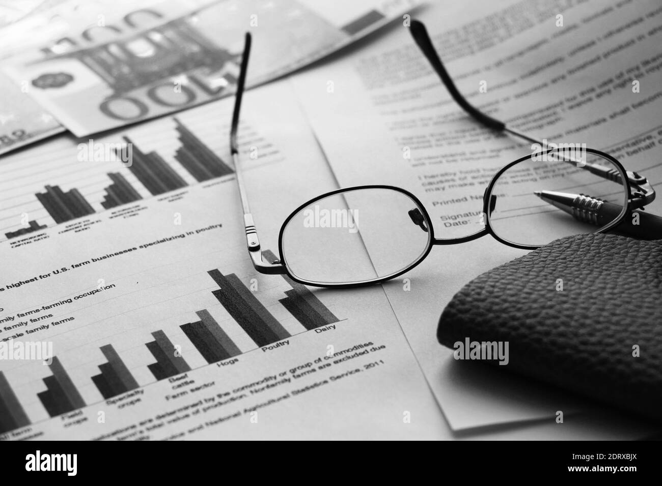 Portafoglio, banconota da 100 euro, bicchieri, penna e relazione finanziaria. Concetto di affari di profitti e perdite. Foto Stock