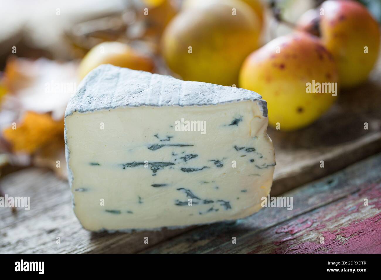 Un cuneo di formaggio Montagnolo acquistato da un supermercato nel Regno Unito. Il Montagnolo è un formaggio a base di latte di vacca azzurra dalla Germania. Inghilterra GB Foto Stock