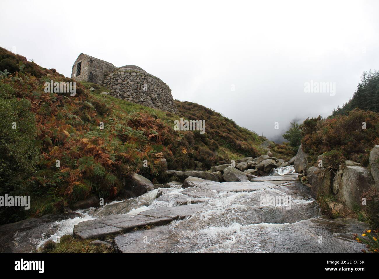 Donard Ice House vista dal fiume Glen, appena sotto Sleive Donard Foto Stock