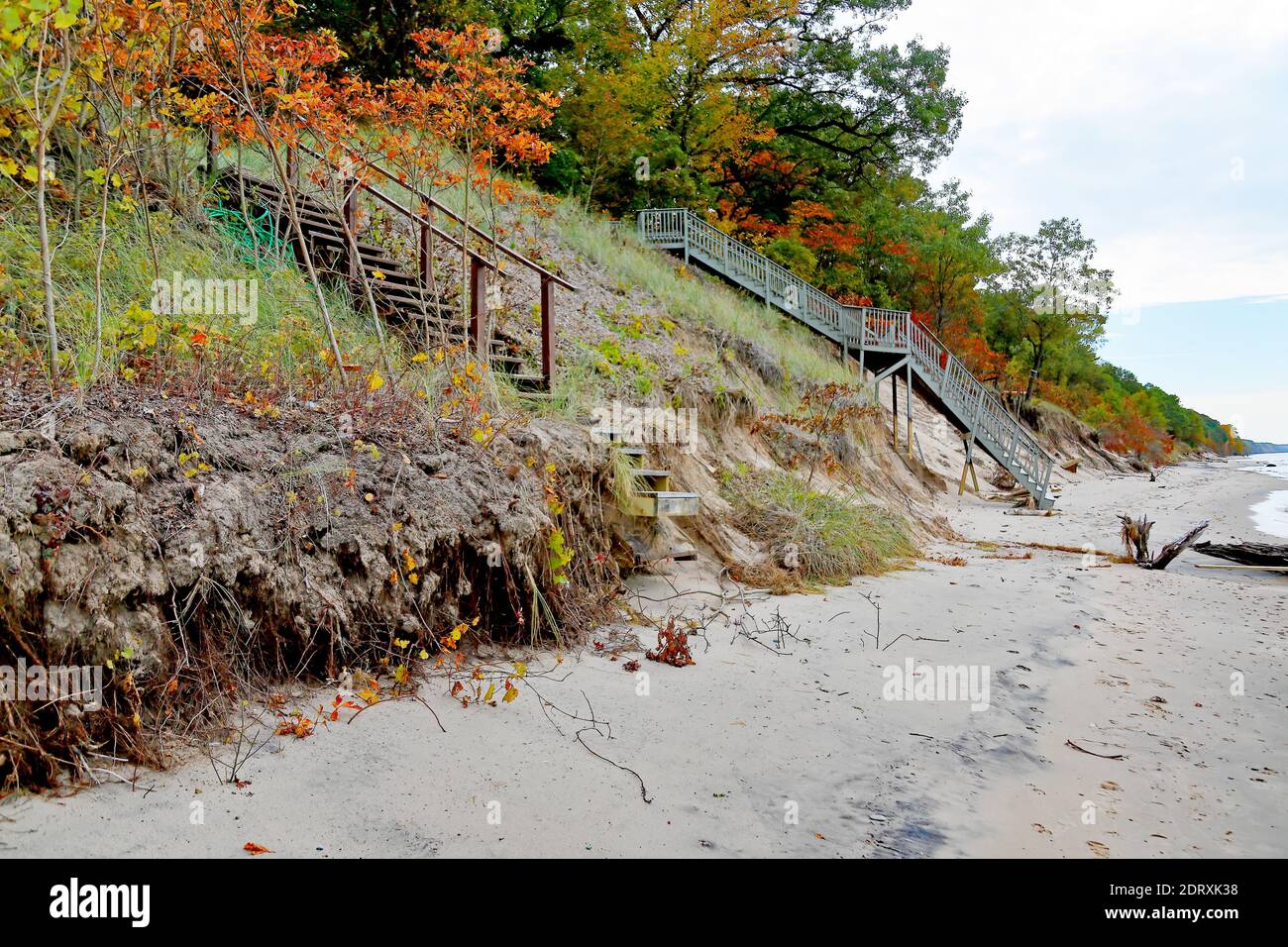 Erosione danneggiato scala di legno costruito sul bordo sabbioso di Lago Michigan Foto Stock