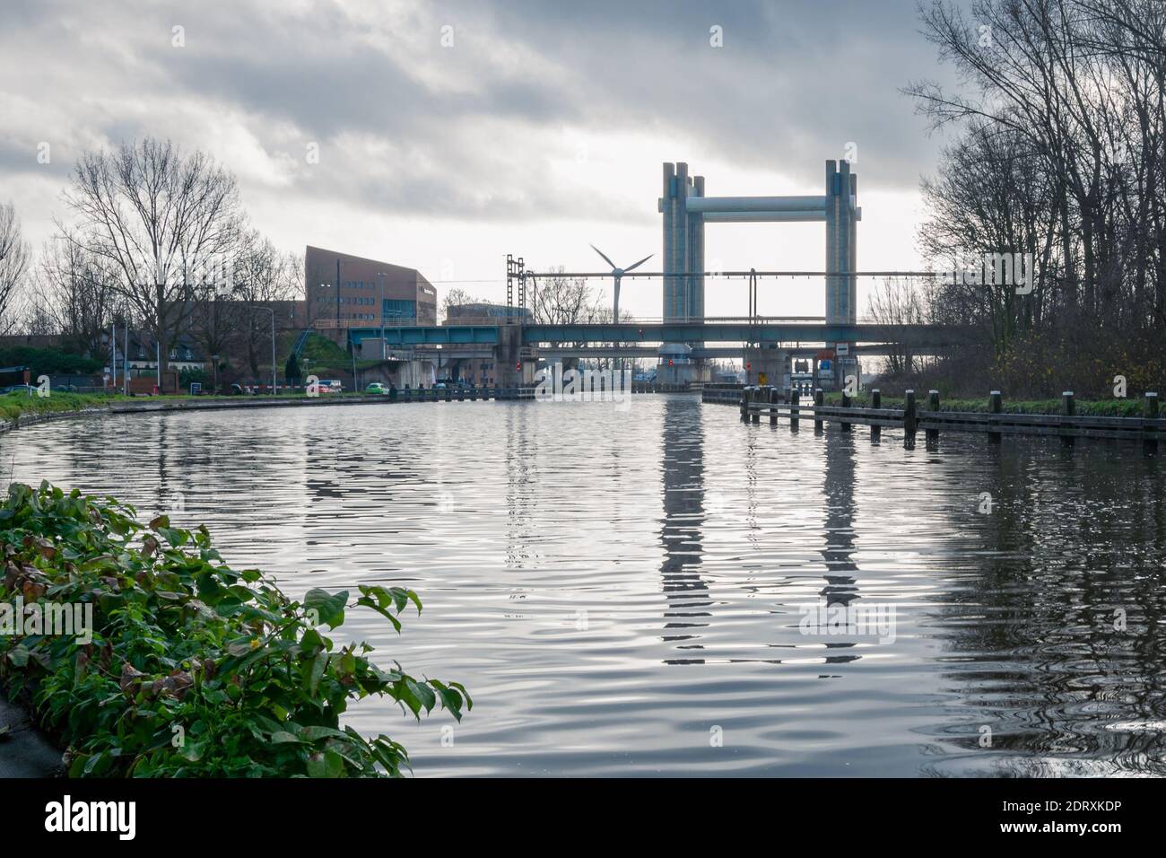 Ponte ferroviario sul fiume canalizzato 'Gouwe', nella città di Gouda, Olanda. Foto Stock